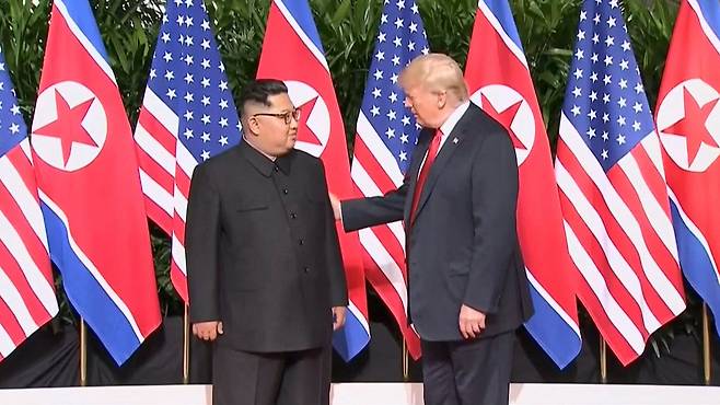 2018년 6월 싱가포르에서 열린 제1차 북미 정상회담에서 트럼프 미국 대통령과 김정은 북한 국무위원장이 만나는 장면
