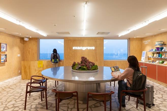 맹그로브 제주시티 체크인 라운지. (엠지알브이 제공)
