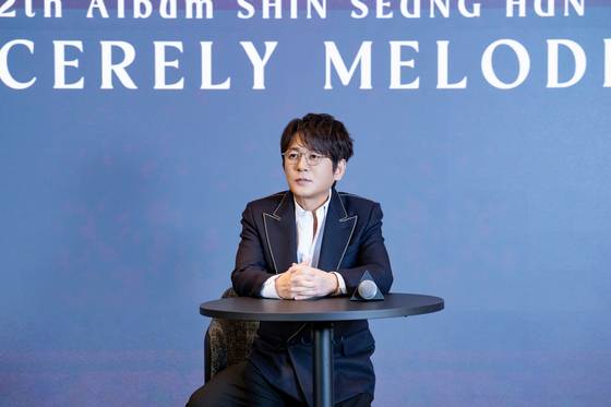 신승훈은 “데뷔 35주년을 맞아 기염을 토해 만들었다”고 정규 12집을 소개했다. [사진 도로시컴퍼니]