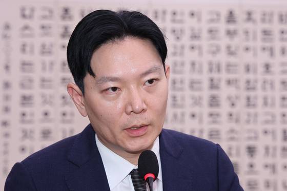 박상용 법무연수원 교수가 22일 서울 여의도 국회에서 열린 법사위 검찰개혁 청문회에서 의원 질의에 답변하고 있다. 뉴스1