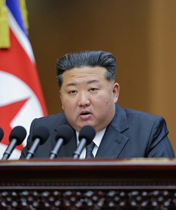 김정은 북한 국무위원장이 지난 21일 평양 만수대의사당에서 열린 최고인민회의에 참석해 연설하고 있다. [노동신문=뉴스1]