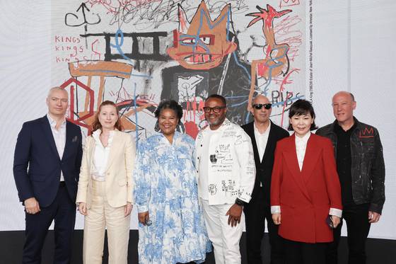 22일 오전 서울 동대문디자인플라자에서 '장 미셀 바스키아 : 과거와 미래를 잇는 상징적 기호들' 특별전 기자간담회에 참석한 기획자 디터 부흐하르트(왼쪽부터), 안나 카리나 호프바우어, 바스키아의 여동생 제닌 에리보 내외, 컬렉터 래리 워시, 숨 프로젝트 이지윤 총괄감독, 데이비드 스타크 바스키아 재단 이사장. 전민규 기자