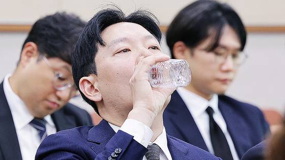 박상용 법무연수원 교수가 22일 서울 여의도 국회에서 열린 법제사법위원회의 검찰개혁 청문회에서 목을 축이고 있다. 뉴스1