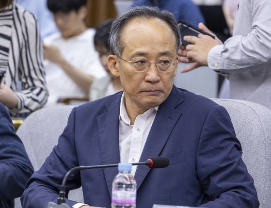 추경호 전 국민의힘 원내대표가 23일 12·3 비상계엄 국회 해제 표결 방해 의혹은 “사실과 법리를 왜곡한 것”이라며 반박하는 의견서를 법원에 제출했다. 의견서는 내란 특검팀(특별검사 조은석)에 송달된다. 사진은 추 전 원내대표가 지난 17일 서울 여의도 국회의 한 토론회에서 발언 순서를 기다리는 모습. 연합뉴스