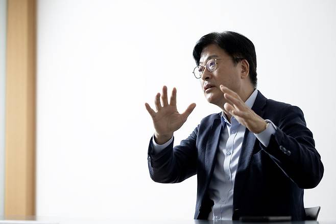 김종혁 전 국민의힘 최고위원이 지난 15일 서울 상암동 중앙일보 빌딩에서 “장동혁 국민의힘 대표가 집권(集權)과 득표를 위해서 자신의 영혼을 판 것과 다름없을 정도로 위험한 거래를 했다”고 말했다. 김정훈 기자