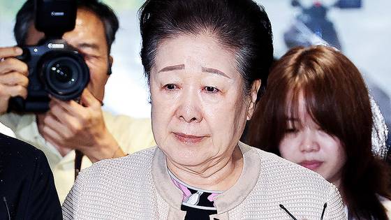 한학자 통일교 총재가 지난 17일 서울 종로구 KT광화문빌딩에 마련된 김건희 여사의 의혹을 수사하는 민중기 특별검사팀 사무실에 세 번의 소환 불응 만에 자진 출석하고 있다. 연합뉴스