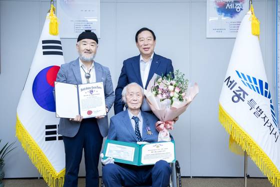 6.26때 다리를 다쳐 피신한 미군 상사를 보살핀 세종시민 임창수씨가 미국정부로부터 인도주의 봉사상을 받았다. 임씨가 문화해설사 임재한(왼쪽씨와 최민호 세종시장(오른쪽)과 사진을 찍고 있다.사진 세종시