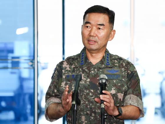 진영승 합참의장 후보자가 이달 4일 오전 서울 용산구 육군회관에 마련된 인사청문회 준비 집무실로 출근하며 취재진의 질의에 답하고 있다. 뉴스1