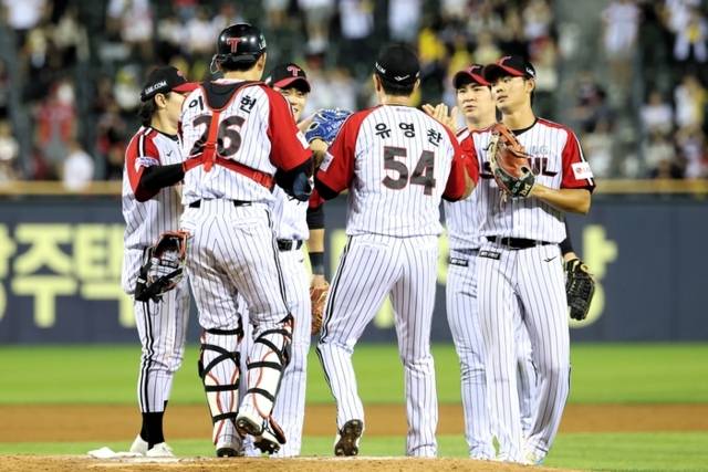 ▲ LG 트윈스 선수단이 지난 14일 서울 잠실야구장에서 열린 KIA 타이거즈와 2025 신한 SOL뱅크 KBO 리그 맞대결에서 승리한 뒤 하이파이브를 하고 있다. LG 트윈스 제공