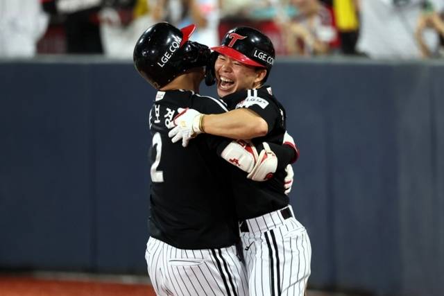 ▲ LG 트윈스 문성주가 지난 4일 수원KT위즈파크에서 열린 KT 위즈와 2025 신한 SOL뱅크 KBO 리그 맞대결에서 만루 홈런을 터트린 뒤 홈으로 돌아와 문보경과 부둥켜 안고 있다. LG 트윈스 제공
