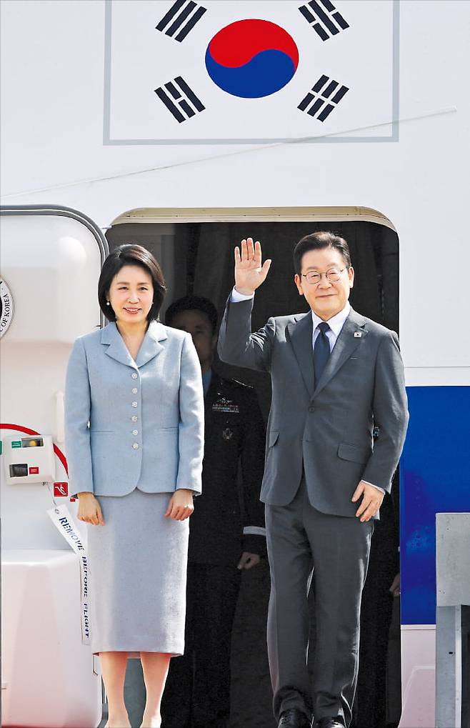 유엔총회 참석차 미국 뉴욕으로 출국하는 이재명 대통령과 김혜경 여사가 22일 경기 성남 서울공항에서 공군 1호기에 탑승하며 환송객을 향해 인사하고 있다. 이 대통령은 방미 기간 유엔총회 기조연설(23일·현지시간)﻿ 등 3박 5일간의 일정을 소화할 예정이다.  김범준 기자