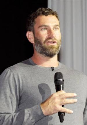 < 트럼프家 코인 기업에 쏠린 눈 > 글로벌 디지털자산 콘퍼런스 ‘이스트포인트 서울 2025’가 22일 서울 한남동 그랜드하얏트서울에서 올해 처음 열렸다. 이번 행사는 한경미디어그룹과 글로벌 블록체인 투자사 해시드, 도널드 트럼프 미국 대통령 일가가 세운 월드리버티파이낸셜(WLFI)이 공동 주최했다. 기조연설을 하고 있는 포크먼 공동창업자. 최혁 기자