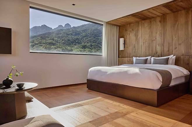 북한산을 바라볼 수 있는 파크하우스 객실 / 사진=한화호텔앤드리조트 제공