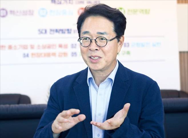 한권희 충남경제진흥원장이 23일 원장실에서 올해 중점적으로 추진할 강소기업 지원 및 육성 계획을 설명하고 있다. /강태우 기자