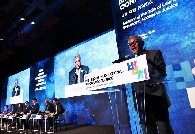 23일 오전 서울 중구 신라호텔에서 열린 ‘세종 국제 콘퍼런스’ 2일차 행사에서 순다레쉬 메논 싱가포르 대법원장이 주제 발표를 하고 있는 모습 / 사진=뉴스1