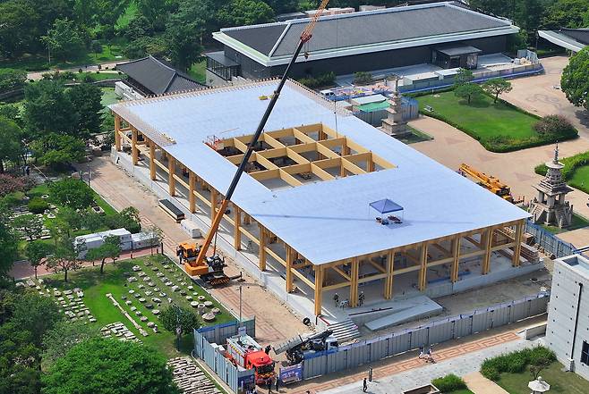 경북 경주시 경주국립박물관 중정에 지난달 APEC 정상회의 만찬장 조성 공사가 진행되고 있다. APEC 준비위원회는 지난 19일 만찬장을 5성급 호텔인 라한셀렉트 경주로 변경했다. 연합뉴스