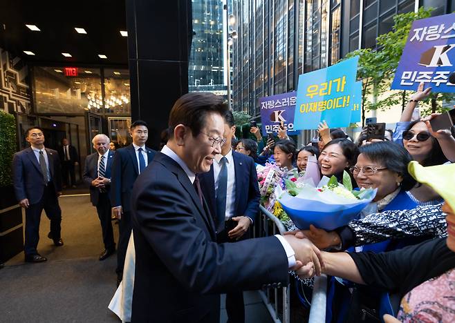 뉴욕 동포와 악수 이재명 대통령이 22일(현지시간) 동포간담회가 열린 미국 뉴욕의 한 호텔 앞에서 교민들과 인사하고 있다. 연합뉴스