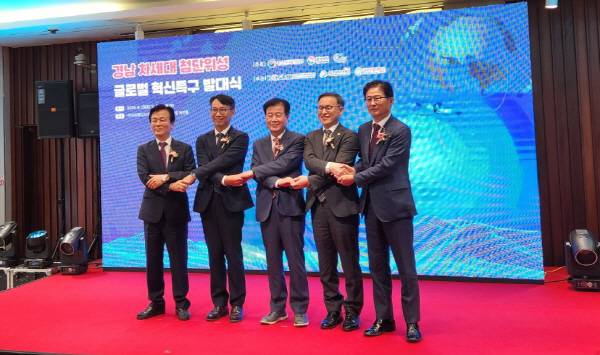 23일 진주에서 열린 ‘경남 차세대 첨단위성 글로벌 혁신특구 발대식’에서 조규일(사진 왼쪽부터) 진주시장, 김명주 도 경제부지사, 강석진 중소벤처기업진흥공단 이사장, 권진회 경상국립대학교 총장, 김갑산 이즈파크 대표이사 등이 기념사진을 찍고 있다. 경남도 제공