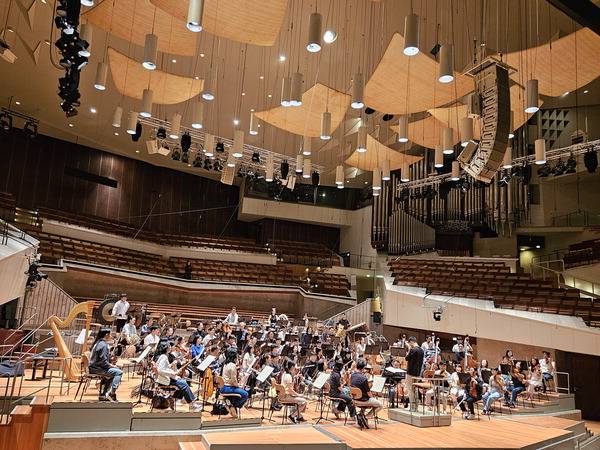 지난 22일(현지시간) ‘무직페스트 베를린’이 열리고 있는 독일 베를린 필하모니에서 부산시립교향악단 단원들이 홍석원 수석객원지휘자와 함께 폐막 공연을 연습하고 있다.