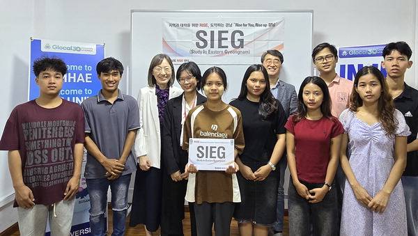 인제대가 외국인 유학생 유치 및 지역 정주 지원을 위한 ‘SIEG 센터’를 미얀마에 개소한 후 현지 학생 및 관계자들과 기념 촬영을 하고 있다. 각 대학 제공