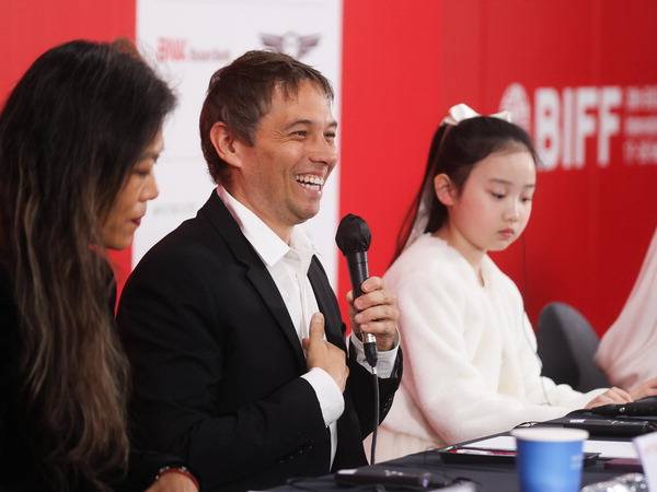 제30회 부산국제영화제 경쟁 부문에 오른 ‘왼손잡이 소녀’의 프로듀서 션 베이커(가운데) 감독이 23일 영화의전당에서 열린 기자회견에 참석해 인사말을 하고 있다. 연합뉴스