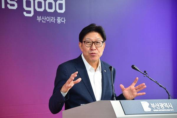 박형준 부산시장이 23일 시청에서 기자들에게 유료도로 출퇴근시간 통행료 면제 방안을 설명하고 있다. 부산시 제공