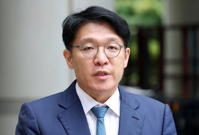 김건희 여사에게 고가의 그림을 건네고 공천을 청탁했다는 의혹을 받는 김상민 전 부장검사가 지난 17일 서울 서초구 서울중앙지법에서 열린 구속 전 피의자 심문(영장실질심사)에 출석하면서 취재진 질문에 답하고 있다. 사진공동취재&nbsp;&nbsp;