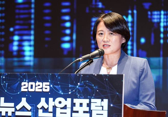 박지혜 더불어민주당 의원이 23일 서울 여의도 한국거래소에서 열린 ‘2025 쿠키뉴스 산업포럼’에서 인사말을 하고 있다. 유희태 기자