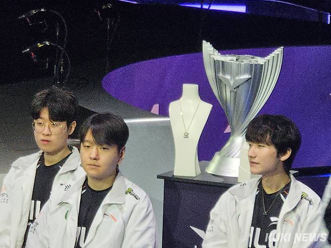 ‘제우스’ 최우제, 최인규 감독, ‘피넛‘ 한왕호가 23일 서울 종로구 롤파크 LCK 아레나에서 열린 ‘2025 LCK FINALS 미디어데이’에 참석하고 있다. 송한석 기자