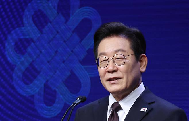 유엔총회 참석차 미국을 방문한 이재명 대통령이 22일(현지시간) 뉴욕의 한 호텔에서 열린 동포간담회에서 인사말을 하고 있다. 연합뉴스