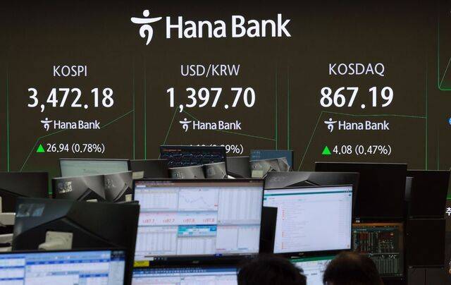 22일 서울 중구 하나은행 본점 딜링룸에서 딜러가 업무를 보고 있다. 연합뉴스