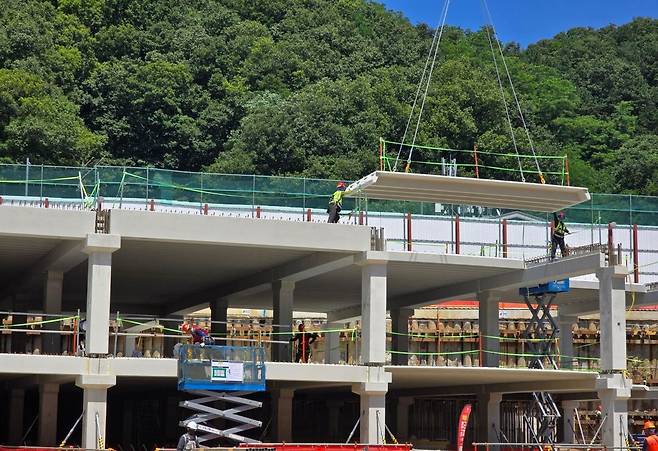 롯데건설이 공동주택 현장에서 PC 공법을 활용해 지하 주차장을 시공하고 있다. 롯데건설 제공