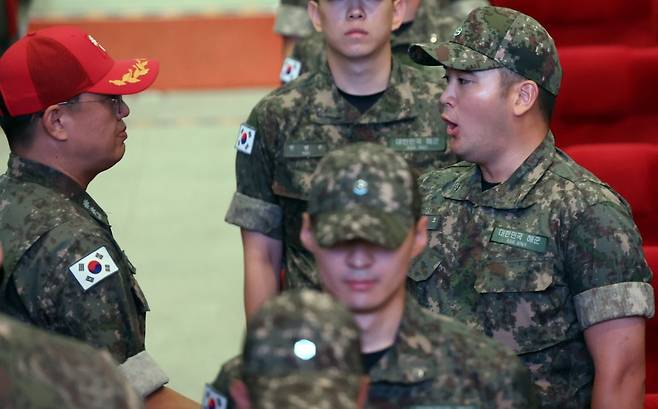 이재용 삼성전자 회장 장남 이지호씨가 23일 오전 경남 창원 진해구 해군사관학교 웅포 강당에서 열린 '제139기 해군 사관후보생 입교식' 종료 후 대대장과 악수하며 "사관후보생 이지호 포기하지 않겠습니다"라고 말하고 있다. 연합뉴스