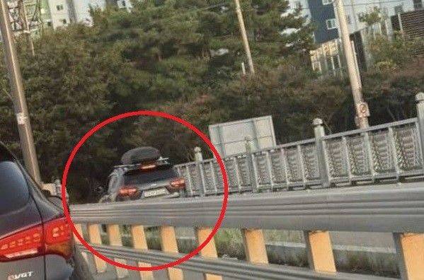 최근 광주 북구 오룡동 첨단대교 위 인도로 질주하는 차량 모습. 온라인 커뮤니티 캡처