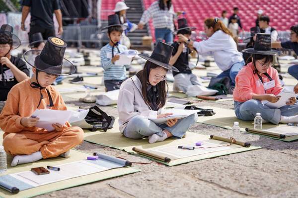 지난해 수원화성문화제 별시 참여자들이 과거시험을 보고 있는 모습. 수원시 제공