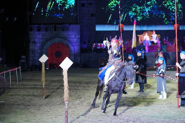 기마 퍼포먼스 등 무예 기술을 관람할 수 있는 수원화성문화제 메인 공연 ‘야조’의 한 장면. 수원시 제공