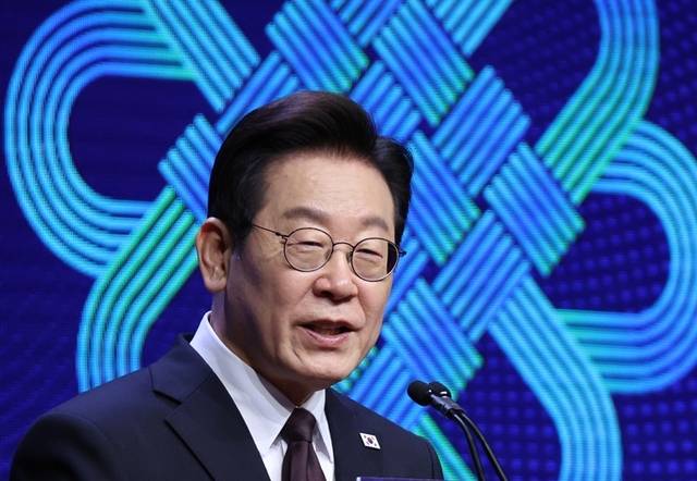 유엔총회 참석차 미국을 방문한 이재명 대통령이 22일(현지시간) 뉴욕의 한 호텔에서 열린 동포간담회에서 인사말을 하고 있다. 연합뉴스