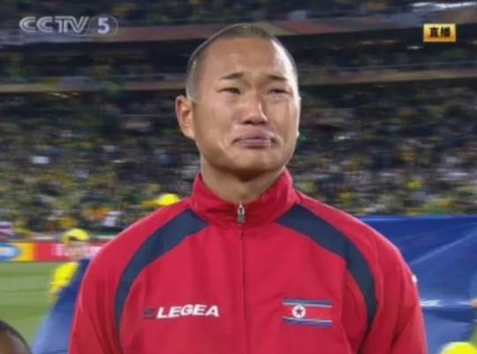 2010년 남아공 월드컵 브라질전을 앞두고 북한 국가가 흘러 나올 때 눈물 흘리는 재일 조선인 출신 정대세. 그는 북한 체육 선수에게 최고 영예인 '인민체육인' 칭호를 받았다.