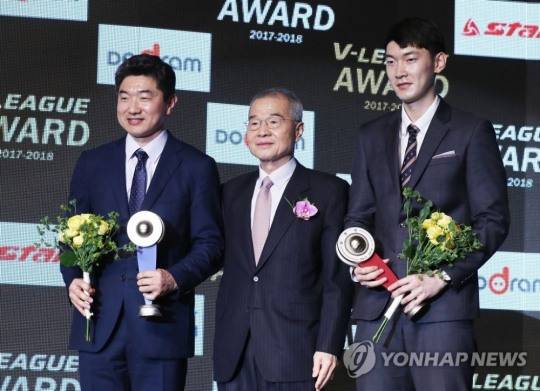 조영호 한국배구연맹 특보(가운데)가 프로배구 시상식에서 수상자들과 포즈를 취한 모습  [연합뉴스 자료사진]