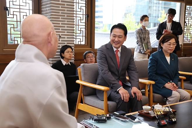 국민의힘 장동혁 대표가 22일 서울 종로구 조계사 템플스테이에서 조계종 총무원장인 진우스님을 예방하고 있다. [사진 연합뉴스]