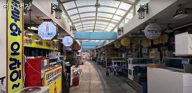 강원 속초시 대포항 수산시장 거리가 한산하다. [사진 = 유튜브 채널 ‘여우대장’ 캡처]
