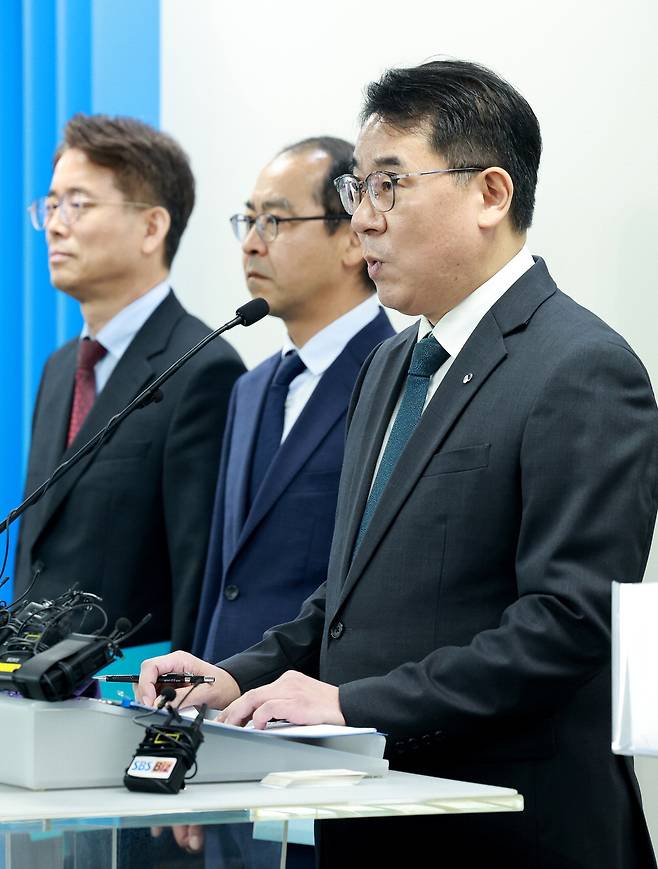 이승우 주가조작 근절 합동대응단장이 23일 서울 영등포구 한국거래소에서 브리핑을 하고 있다.  연합뉴스