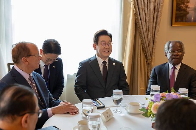 유엔총회 참석차 미국을 방문한 이재명 대통령이 22일(현지시간) 뉴욕의 한 호텔에서 래리 핑크 세계경제포럼 의장을 접견하고 있다. [사진 = 연합뉴스]