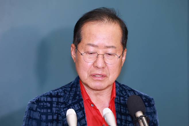 홍준표 전 대구시장이 6월 17일 인천국제공항 제1여객터미널을 통해 귀국, 취재진과 인터뷰하고 있다. [사진 = 연합뉴스]