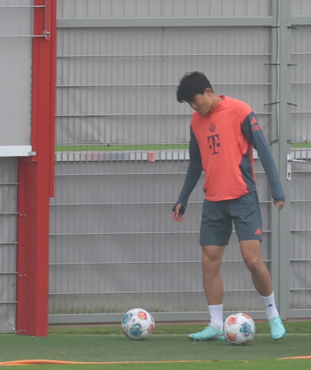 ‘빌트’는 “김민재는 호펜하임전에서 결정적인 블록으로 눈에 띄는 활약을 펼쳤다. 그는 수개월 동안 이어진 아킬레스건 문제, 그리고 여름 이적설과 벤치 신세 등 여러 어려움이 있었다. 최근 활약은 오랜만에 등장한 희망 신호다. 이제 그는 종아리 문제로 다시 기세가 꺾이지 않기를 바라고 있다”고 전했다. 사진=빌트