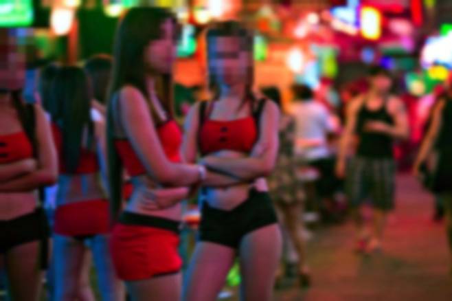 온라인 커뮤니티에 올라온 동남아시아 성매매업소 이용 후기다. 한 작성자는 라오스 한 퇴폐업소에서 미성년자와 성매매를 했다고 암시하기도 했다.   성매매처벌법이 시행된 지 올해로 21년째지만, 성매매 관광지로 부상한 라오스에서는 미성년자와 성매매가 성행하고 있다. 이에 주라오스 한국대사관이 "라오스 내 성매매를 금지한다"고 경고하고 나섰다. /사진=라오스 투어 캡처