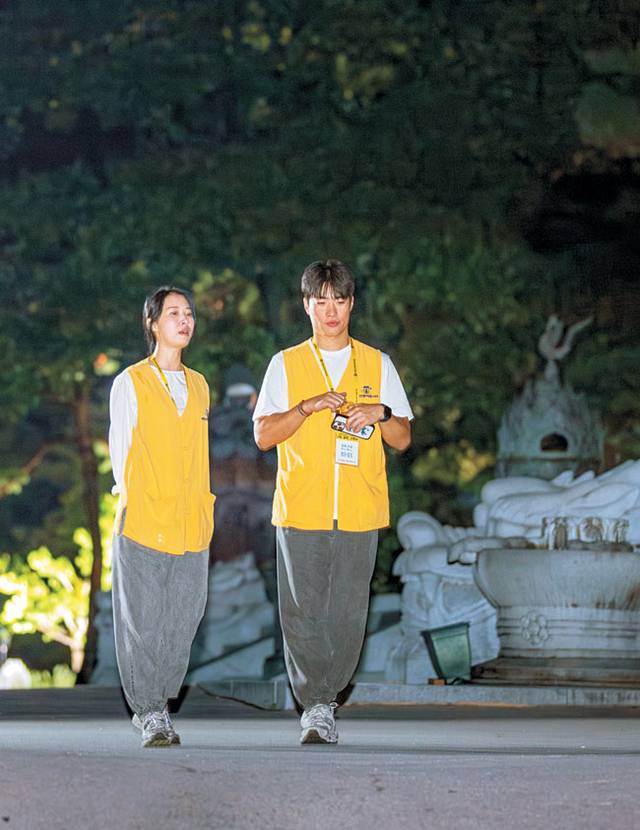 지난 13일 저녁 강원 속초 신흥사에서 진행된 ‘나는 절로’의 참가자들이 야간 데이트를 즐기고 있다.  대한불교조계종 사회복지재단 제공