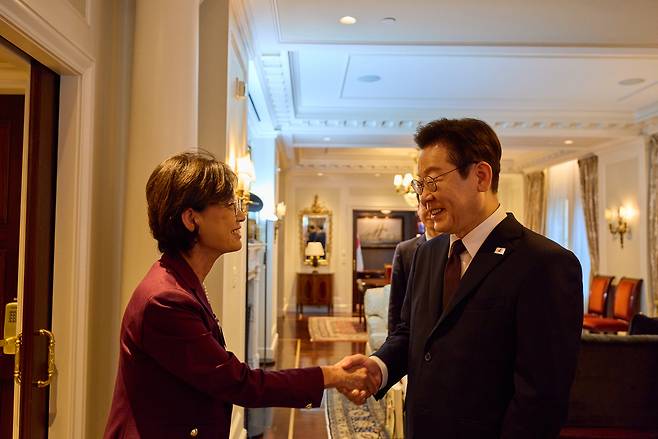 유엔총회 참석차 미국을 방문한 이재명 대통령이 22일(현지시간) 뉴욕에서 영 킴 미 하원 외무위 동아태소위원장과 악수하고 있다.[연합]