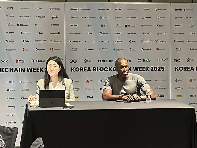 아서 헤이즈(Arthur Hayes·오른쪽) 비트멕스(BitMEX) 공동창업자가 23일 서울 워커힐 호텔에서 열린 ‘코리아블록체인위크(KBW) 2025’에서 기자 간담회를 하고 있다. [유동현 기자]