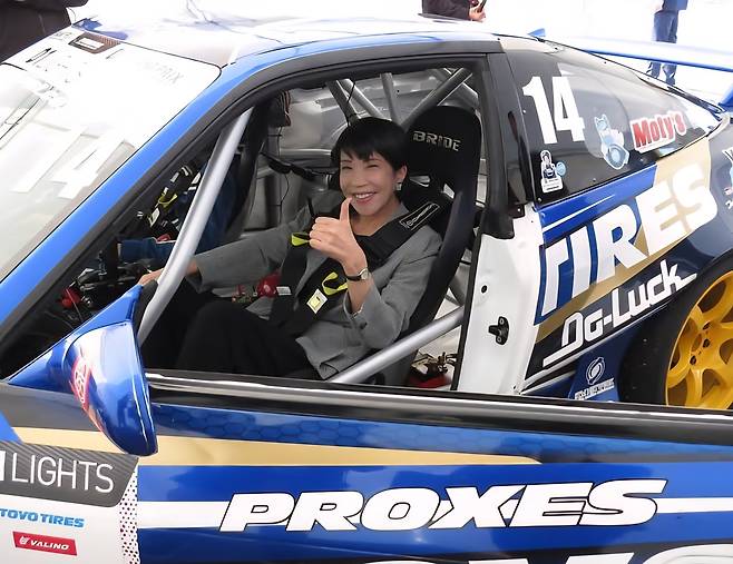 지난 2024년 11월 2024 D1 그랑프리 시리즈 행사에서 레이싱카를 탄 다카이치 사나에 전 경제안보상  [다카이치 사나에 인스타그램 캡처]